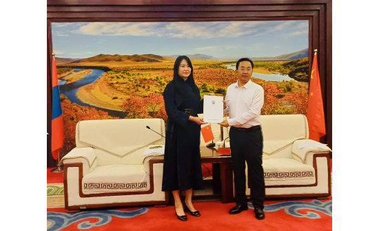 Консул Г.Золзаяа Хянган аймагт ажиллаж, консулын патентаа гардууллаа