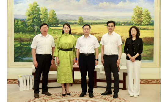 КОНСУЛ Г.ЗОЛЗАЯА ХӨЛӨНБУЙР ХОТЫН НАМЫН ХОРООНЫ ДАРГА ВАН ВАНШӨНД КОНСУЛЫН ПАТЕНТАА ГАРДУУЛЛАА